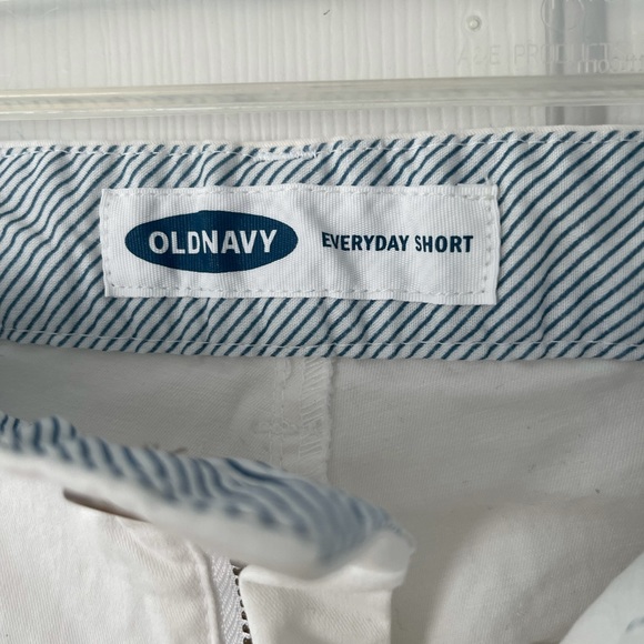 Old Navy - Everyday Short (white size 6) - Picture 2 of 3